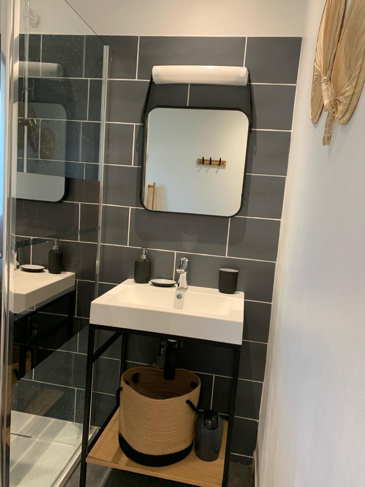 A Deux Pas De La Gare, La Maison Rouge Albertville Eksteriør billede